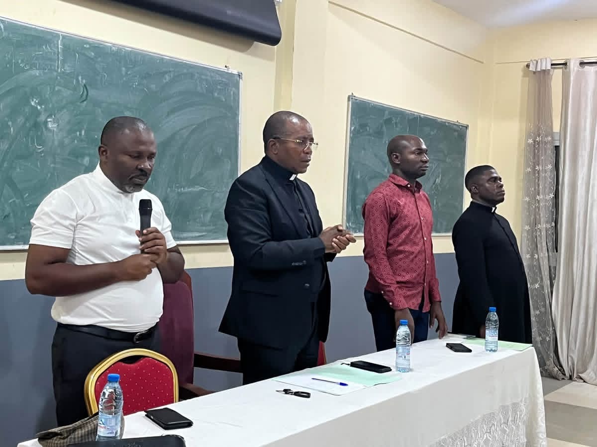 Rentrée universitaire de la Licence Professionnelle, Bachelor Degree et Master professionnel qui aura lieu lundi prochain, l'Administration a rencontré en cette fin de journée les Collègues desdits cycles de formation. Deo gratias et duc in altum.